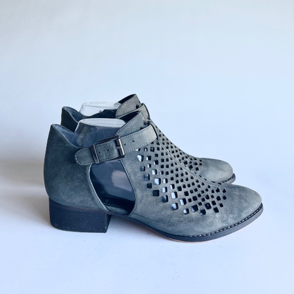 Vince Camuto Grey Man Made Leather Close Toe Sandals size 8.5 - Picture 2 of 11